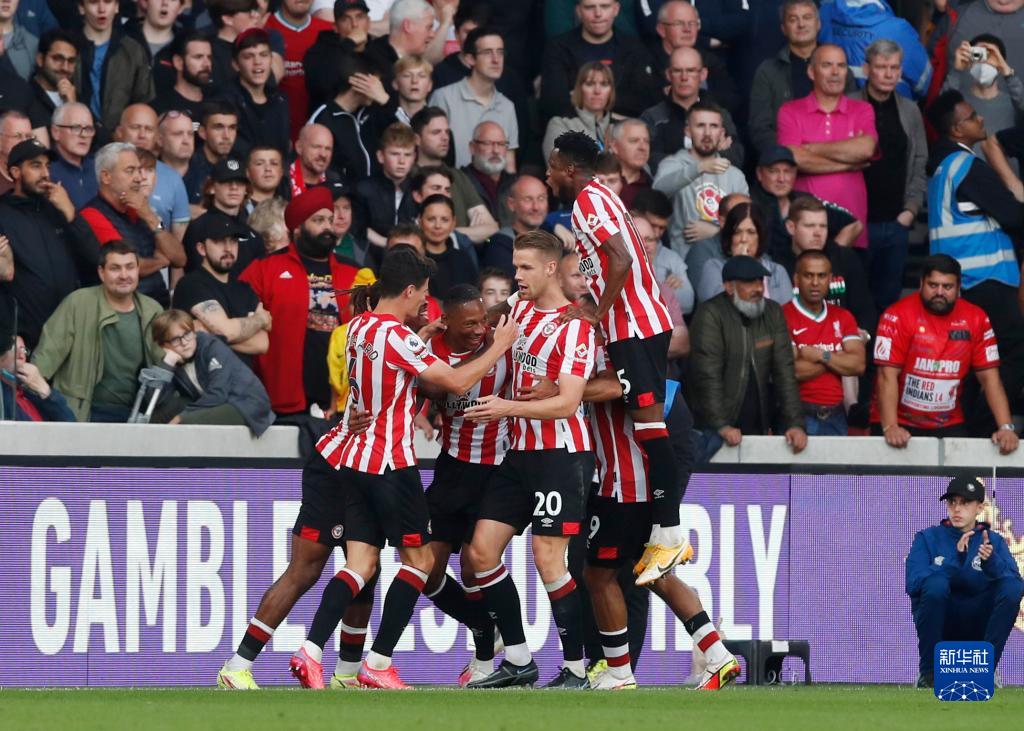 疑似拉倒巴恩斯未吹罚犯规，詹姆斯：我只是碰了他，没拉他（被质疑拉倒巴恩斯未判犯规，詹姆斯回应：只是碰到并非拉人）